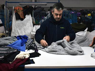 Salou deposita 48 toneladas de textil usado en los contenedores de Humana para darles una finalidad social