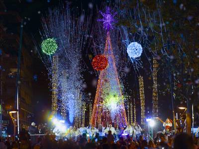 Salou enciende la Navidad este 28 de noviembre con una decorción completamente renovada