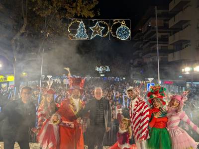 Miles de personas disfrutan del encendido de luces de Salou