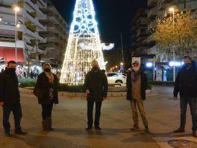 Salou engalana sus calles con el encendido de la iluminación de Navidad