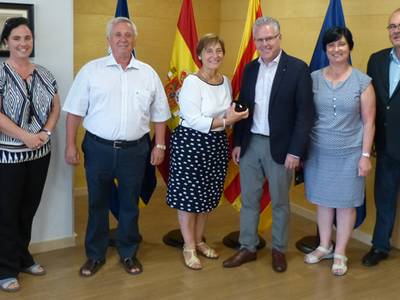 Salou entrega el pin de oro a la funcionaria del Ayuntamiento Puri Perez por su jubilación