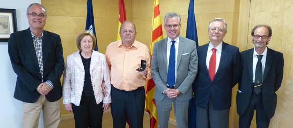 Salou entrega la aguja de oro al funcionario Josep Bo por su jubilación