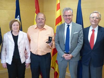 Salou entrega la aguja de oro al funcionario Josep Bo por su jubilación