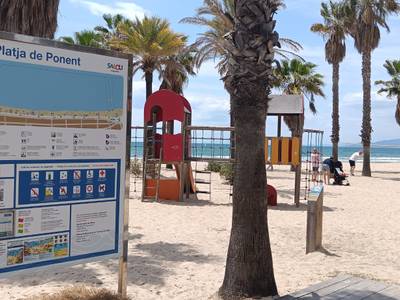 Salou establece una zona libre de humo en la Playa de Ponent