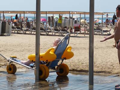 Salou facilita los baños en la playa a las personas con movilidad reducida