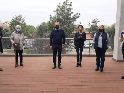 Salou facilita unos carnés identificadores para los alimentadores / as de colonias felinas