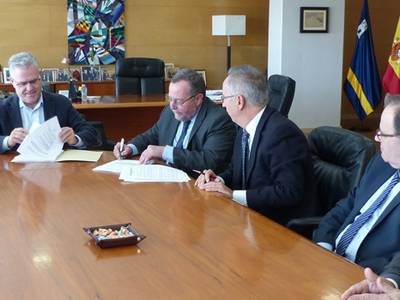 Salou firma el contrato para la limpieza viaria y la recogida de residuos en el municipio