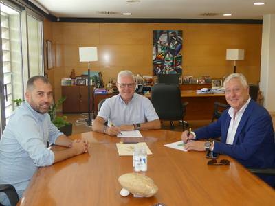 Salou firma un convenio para que los entrenamientos y los partidos del municipio se puedan celebrar en el Futbol Salou Sports Center, durante las obras de canalización del barranco de Barenys