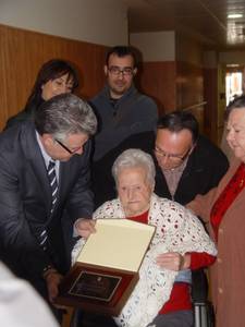 Salou homenajea con una placa a dos abuelas centenarias: Cinta Piñol y Maria Tudela