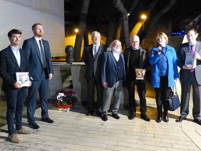 Salou inaugura el monumento al escritor ruso Fiódor Dostoievski, en conmemoración del 200 aniversario de su nacimiento