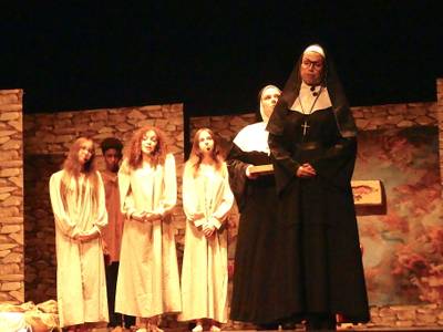 Salou inaugura la 'Maratón de teatro' con 'Los cuentos del orfanato'