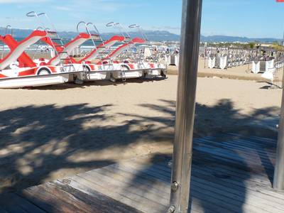 Salou instala lavapiés a las plataformas de duchas de la playa de Levante