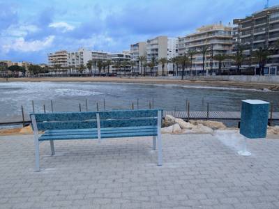 Salou instala papeleras y bancos fabricados con plásticos reciclados recuperados del mar