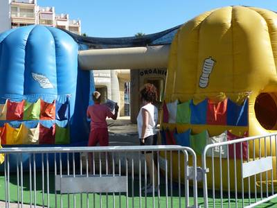 Salou instalar hinchables de reciclaje en la plaza de Francesc Germa