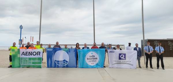 Salou iza las banderas Azul, ISO 14.001:2015, 'Q de Qualitat Turística' y 'Safe Tourism Certified', en sus playas