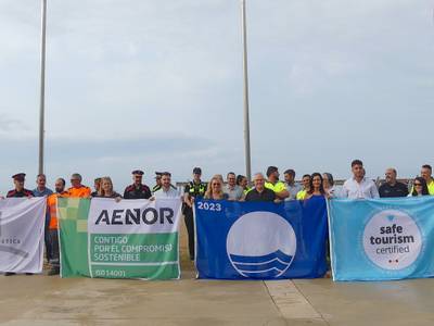 Salou iza las banderas Azul, ISO, 'Q de Calidad Turística' y 'Safe Tourism Certified', en sus playas