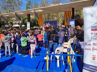 Salou llena de fiesta, literatura y rosas la plaza de La Pau, por la Diada de Sant Jordi