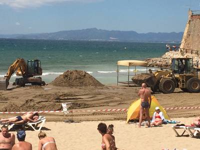 Salou lleva a cabo trabajos de mejora en la arena en Playa Capellans y Larga