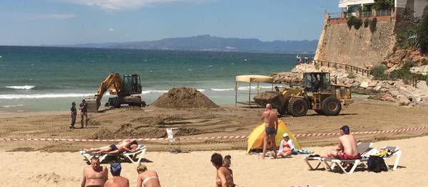 Salou lleva a cabo trabajos de mejora en la arena en Playa Capellans y Larga