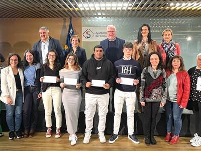 Salou premia el esfuerzo académico de los estudiantes con 10 becas para ir a la universidad