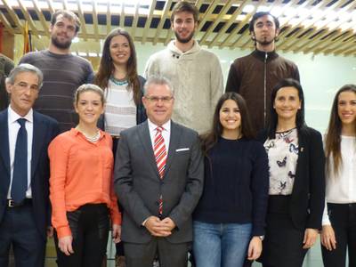 Salou premia los mejores alumnos del municipio entregando diez becas universitarias