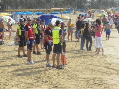 Salou realiza con éxito un simulacro de salvamento por dos accidentados en la playa de Levante