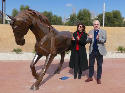 Salou realiza una plantación de naranjos y coloca una nueva escultura, con motivo del Día de Andalucía