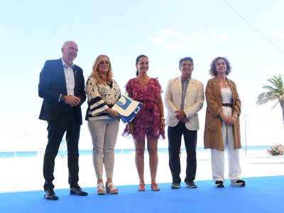 Salou recibe la Bandera Azul como reconocimiento a la calidad de sus playas