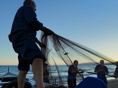 Salou recupera las tradiciones de los pescadores en la calada de Mallas