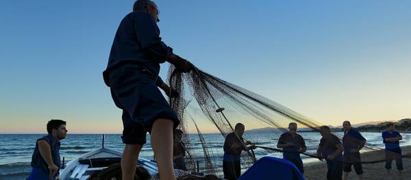 Salou recupera las tradiciones de los pescadores en la calada de Mallas