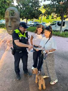 Salou reforça la campanya contra les caques de gos als carrers