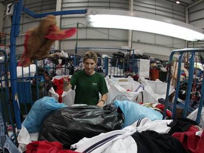 Salou refuerza su compromiso para la recogida selectiva de ropa usada