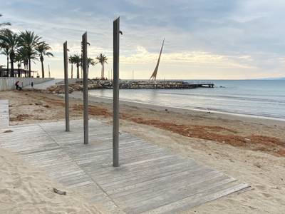 Salou renovará la tarima del grupo de duchas de la calle Colón, con madera elaborada a base de bambú
