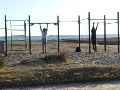 Salou renueva las instalaciones para la práctica de la calistenia, en las playas de Llevant y de Ponent