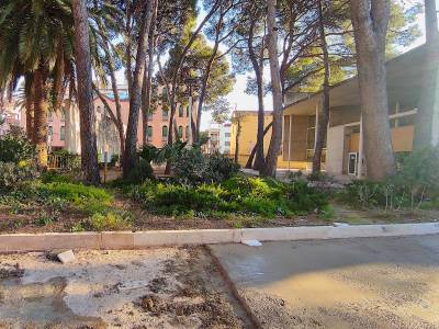Salou repara la pavimentación de los alrededores de la Biblioteca y de las calles peatonales del Casco antiguo