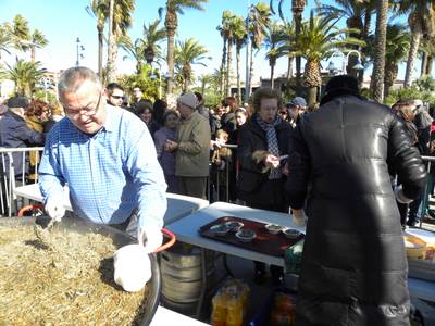 Salou reparte más de 800 raciones de fideos negros