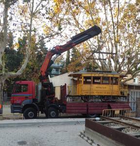 Salou retira el vagón de carrilete histórico para ser restaurado