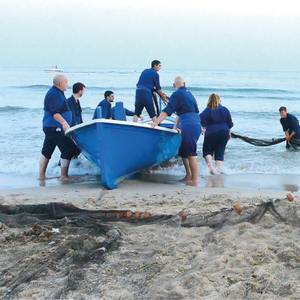 Salou revive la pesca tradicional con la Calada de las Mallas - El Rossegall