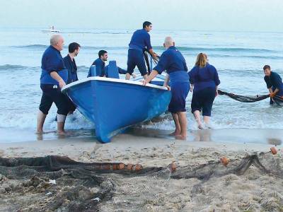 Salou revive la pesca tradicional con la Calada de las Mallas - El Rossegall