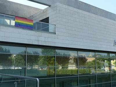 Salou se suma al día por la liberación de LGTBI colgando la bandera multicolor