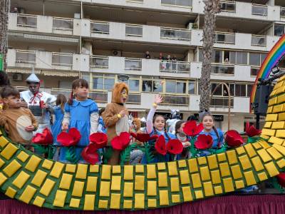 Salou vive la gran previa del Cós Blanc con el espectacular desfile de carrozas