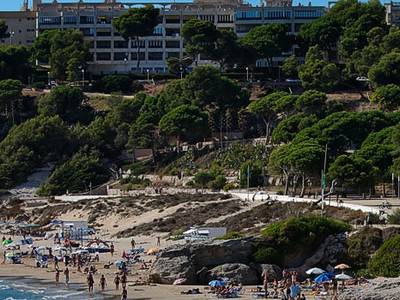 Se amplía el contrato de limpieza en la playa Llarga y otras zonas del Cap Salou