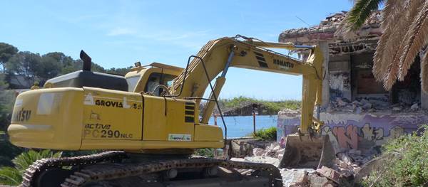 Se derriba el antiguo chalet de Pedrol Rius recuperando el entorno natural de Cala Morisca en Cap Salou