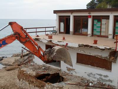 Se derriba el antiguo edificio de la Cala Font para recuperar el paisaje de este enclave en el Cap Salou
