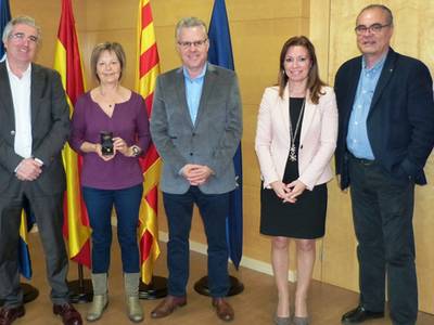 Se entrega el pin de oro a la funcionaria del Ayuntamiento Ángels Aguadé por su jubilación