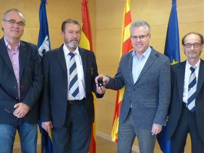 Se entrega el pin de plata por 25 años de servicio al funcionario José Martínez
