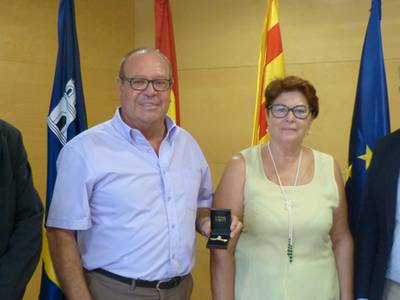Se entrega la aguja de oro al funcionario Pere Torralba por su jubilación