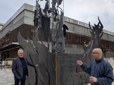 Se instala 'Un juego de amor' en la Plaza Sant Jordi de Salou, la escultura de David Callau
