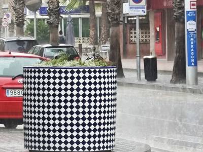 Se instalan jardineras inspiradas en el Modernismo de Salou