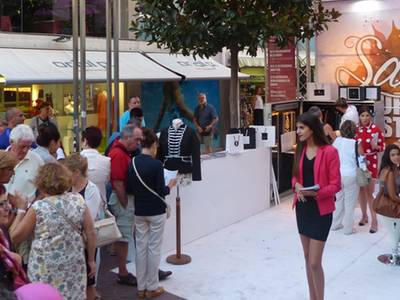 Se retoma el Salou Shopping Festival con el despegue solidario de globos, la batucada y el asesoramiento en Personal Shopper